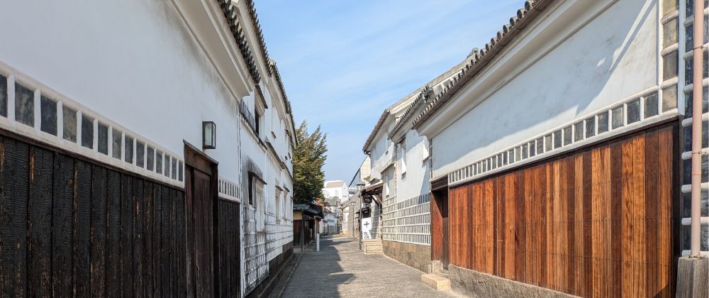 倉敷美観地区の白壁となまこ壁が続く石畳の小路