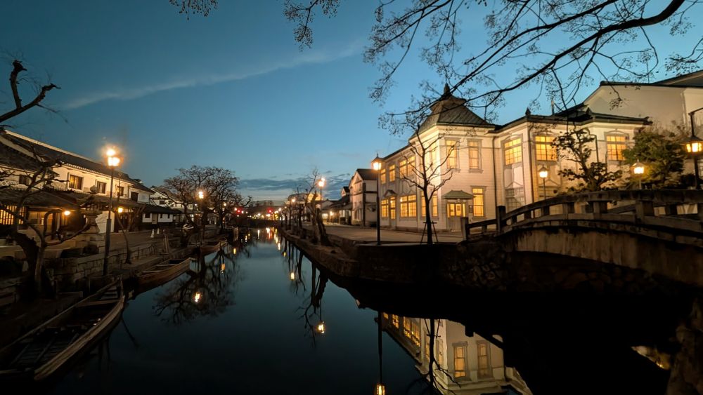 倉敷美観地区の夜間景観照明と倉敷川に映る白壁の町並み